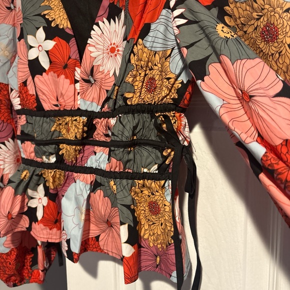 Listicle Vibrant Floral Top - Picture 2 of 4